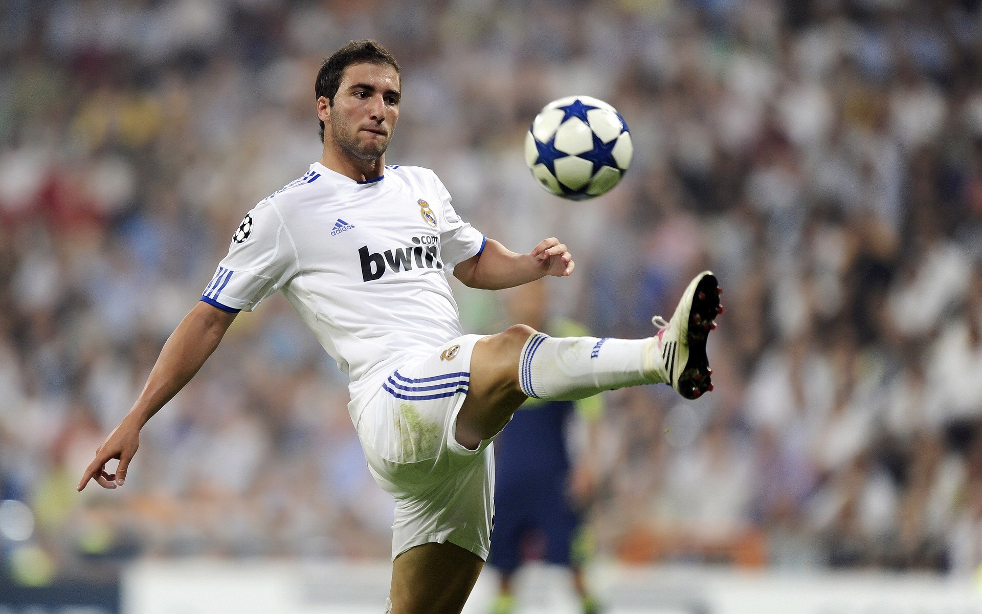 爱游戏大厅官网-巴黎圣日耳曼强势击败里尔，法甲积分榜领先优势扩大，法甲巴黎圣日耳曼夺冠