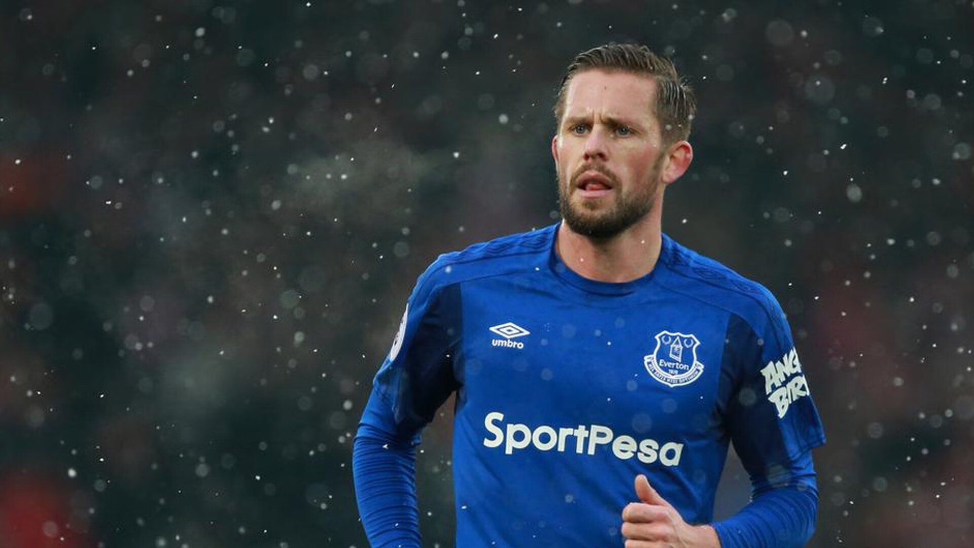 AYX体育-欧冠足球衍生品热销，粉丝追逐心中的英雄，足球队欧冠